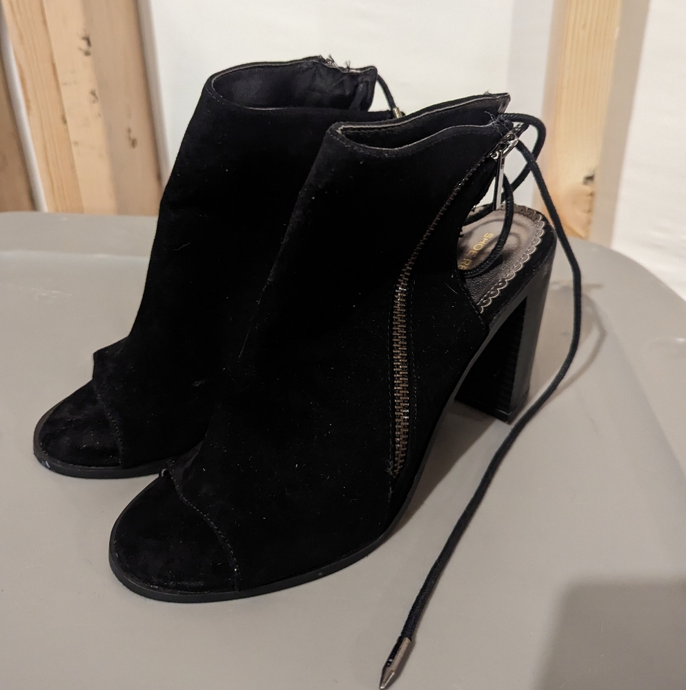 8.5 forever 21 black booties lace up in back